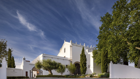 Saguão do Convento do Espinheiro, sala de tratamento de spa de luxo, capela histórica, vista para o jardim do quarto, quarto luxuoso com vista para a cidade.