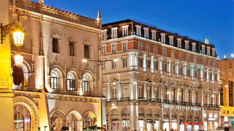 Exterior do Hotel Avenida Palace Lisboa, interior de quartos luxuosos, átrio do hotel, restaurante requintado, centro de fitness, piscina e instalações de spa.