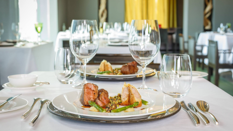 Sala de jantar elegante no Restaurante Uva